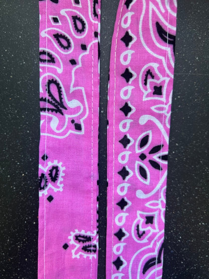 CUELGA BANDANA ROSA