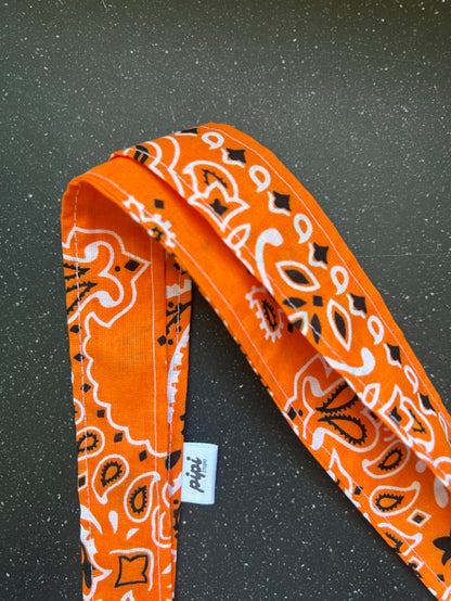 CUELGA BANDANA NARANJA