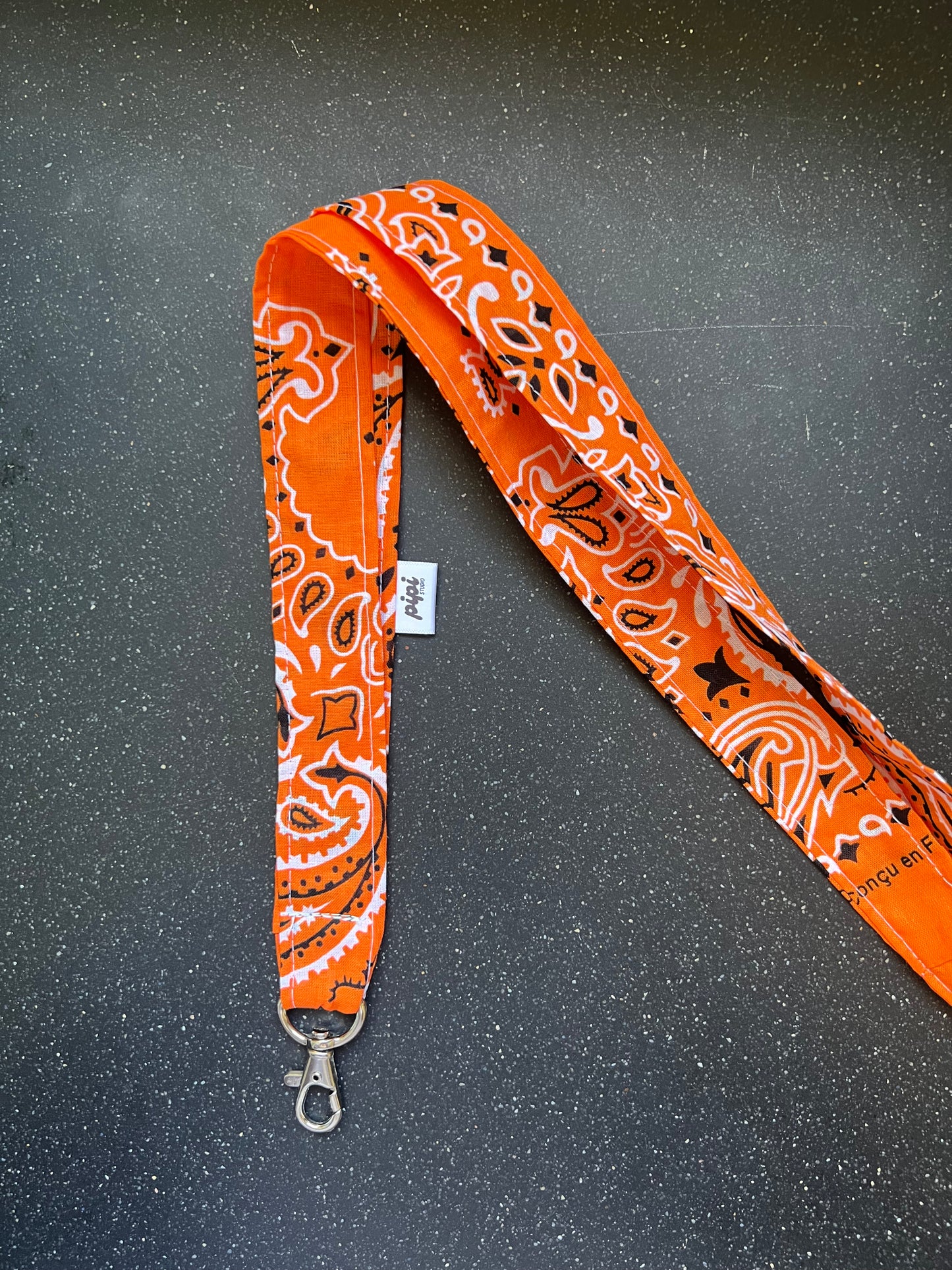 CUELGA BANDANA NARANJA