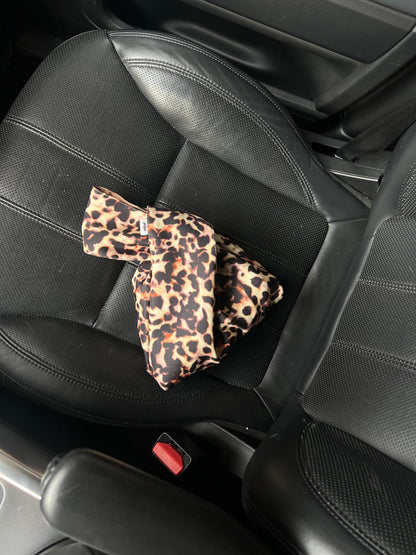 bolso Kim situado en el asiento de un coche.